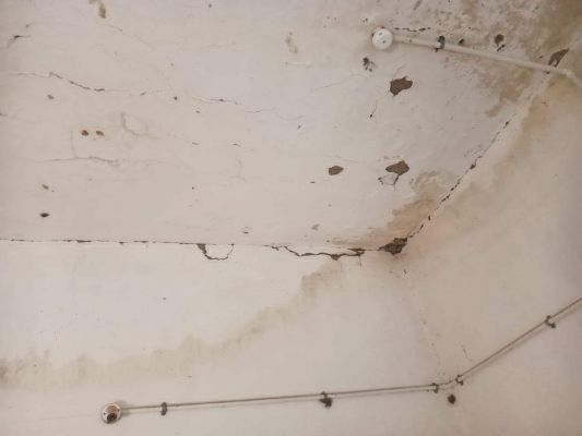 स्कूल हुआ खंडहर, लापरवाही का नतीजा भुगत रहे छात्र