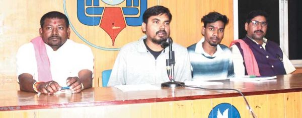 ठेका कंपनी नहीं दे रही कलेक्टर दर की मजदूरी