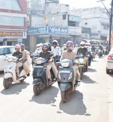 सडक़ सुरक्षा सप्ताह के पहले दिन हेलमेट रैली