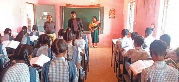 कलेक्टर ने किया स्वामी आत्मानंद स्कूल का निरीक्षण