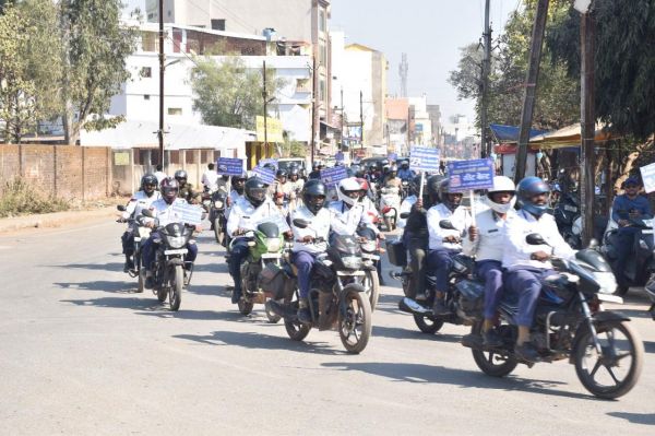 सडक़ सुरक्षा सप्ताह के दूसरे दिन बाइक रैली, स्वास्थ्य परीक्षण 