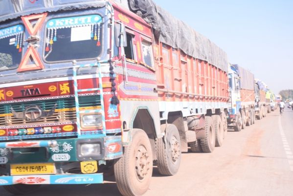 सर्विस लेन में एफसीआई के ट्रकों का कब्जा