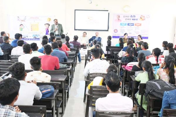 विद्यार्थियों को दी कैरियर गाईडेंस एवं सायबर अपराध की जानकारी