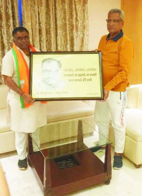 जिलाध्यक्ष ने राज्यसभा सांसद को भेंट की तस्वीर