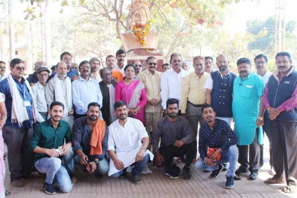 जयंती पर युवाओं ने किया माल्यार्पण व प्रसादी का आयोजन