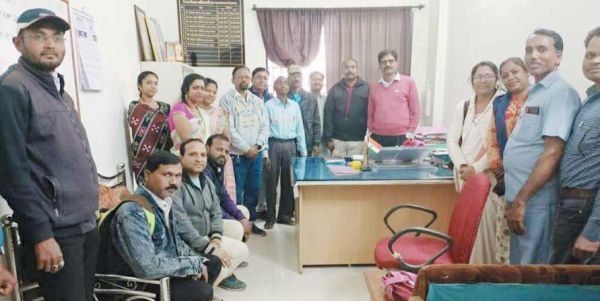 पदस्थापना में विलंब, जिला शिक्षा अधिकारी से मिले टीचर्स