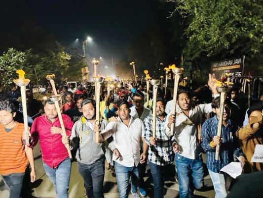 यूथ हब के समर्थन में एनएसयूआई ने मशाल रैली निकाली