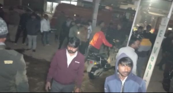 इलेक्ट्रिक स्कूटी के शो-रूम में लगी  आग, 30 स्कूटी जलकर खाक