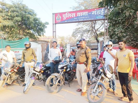 गंडई पुलिस ने निकाली बाईक रैली