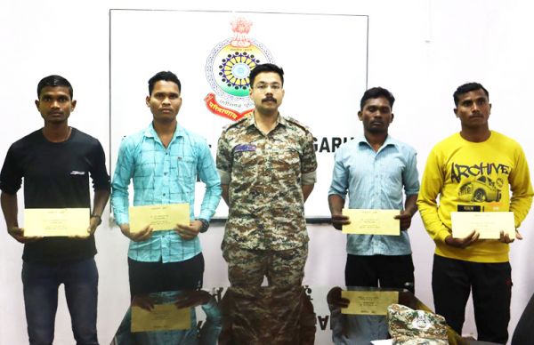 शीर्ष नक्सलियों के भेदभाव व उपेक्षा से त्रस्त 4 नक्सलियों का समर्पण