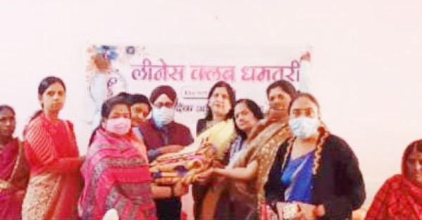 लीनेस क्लब धमतरी ने मरीजों को कंबल व लड्डू बांटे