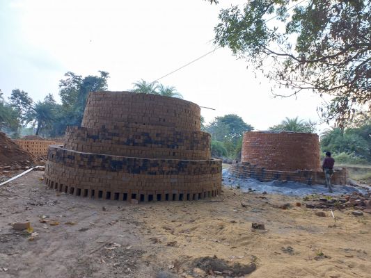 जिला मुख्यालय के समीप अवैध लाल ईंट का निर्माण