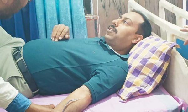रक्तदान शिविर में कलेक्टर व एसपी ने किया रक्तदान