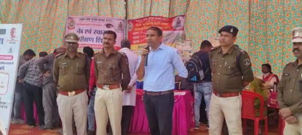 पुलिस-जनता में बेहतर संबंध स्थापित करने गुमगुरा में चलित थाना का आयोजन