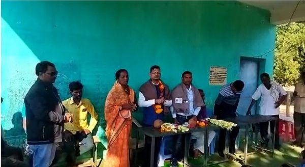 स्थानांतरित शिक्षक को दी विदाई