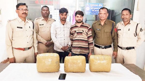 बस का इंतजार करते 2 गांजा तस्कर गिरफ्तार