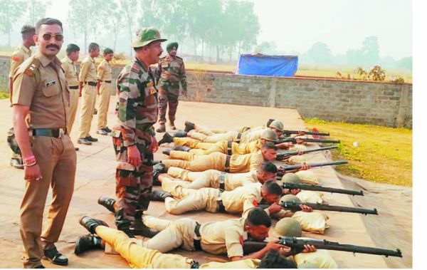 एनसीसी कैडेटों को मिला हथियार चलाने का प्रशिक्षण