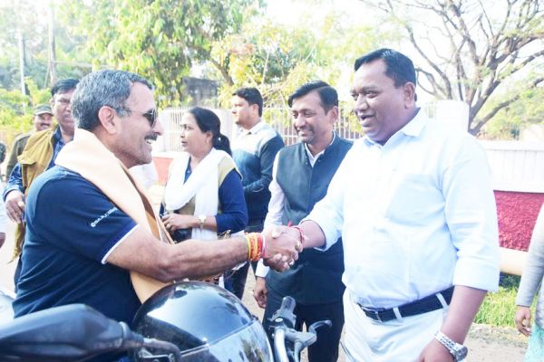 कलेक्टर ने हेलमेट पहनने वाले नागरिकों का किया सम्मान