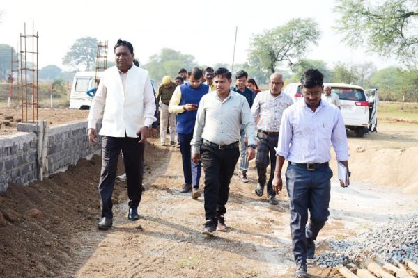 कलेक्टर ने किया जंगलपुर गौठान का निरीक्षण
