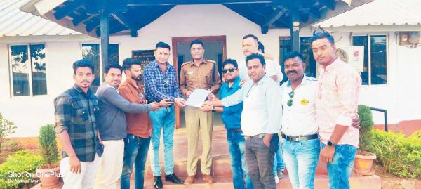 प्रेस लिखे वाहनों पर हो कार्रवाई-सौंपा ज्ञापन