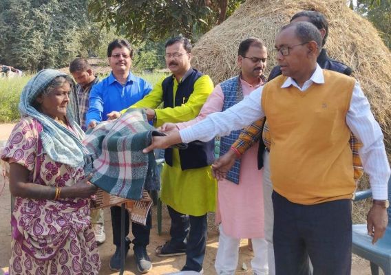 मकर संक्रांति पर कोरवा  बस्ती में बांटे कम्बल 