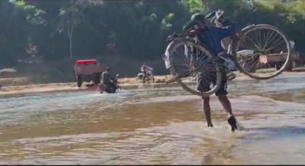 7 बरस बाद भी पुल अधूरा, ग्रामीण जान जोखिम में डालकर करते हैं नदी पार