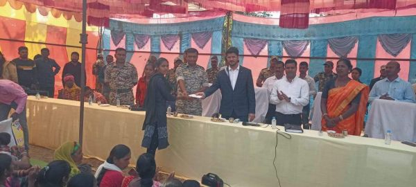 बांसगांव में चलित थाना, कलेक्टर-एसपी ने ग्रामीणों की जानी समस्याएं