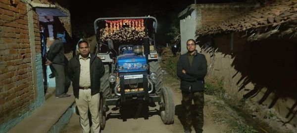 अवैध मिश्रित प्रजाति के लकड़ी से भरी ट्रैक्टर ट्रॉली जब्त