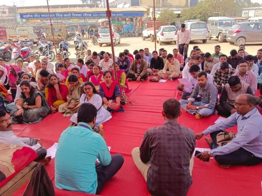 संविदाकर्मी हड़ताल पर