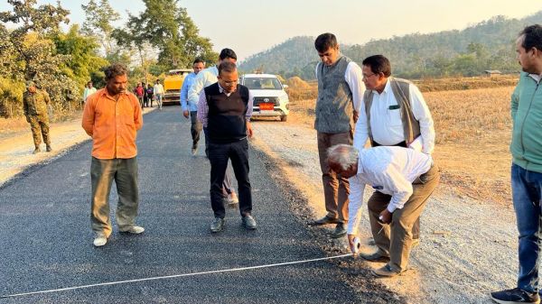 कलेक्टर ने की निर्माणाधीन सडक़ गुणवत्ता की जांच 