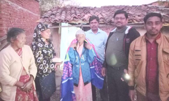 बुजुर्ग महिला के घर में लगी लाईट, समिति ने स्वेटर व कंबल किया भेंट