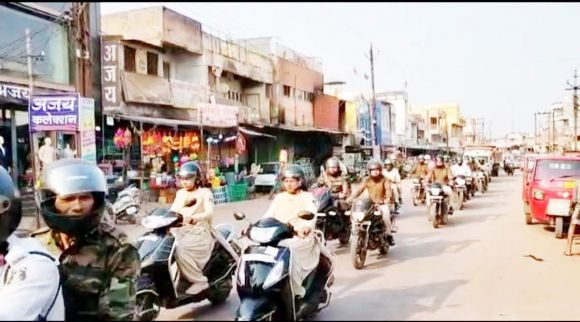 हेलमेट रैली  निकाली 