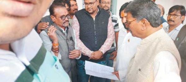 गणतंत्र दिवस बाजार ग्राउंड में मनाने डॉ. महंत को दिया ज्ञापन