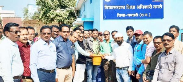 विकासखंड शिक्षा अधिकारी से सौजन्य भेंट कर अभिनंदन 