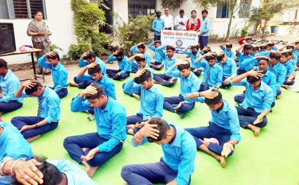 योग से व्यक्तित्व में निखार-कमल