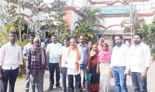 बेजा कब्जा करने कब्र तोडक़र समतलीकरण, बिल्डर की गिरफ्तारी की मांग, शिवसेना ने दी आंदोलन की चेतावनी