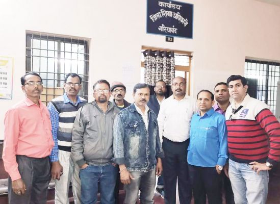 टी.ई. संवर्ग के पदांकन में विलंब, आक्रोशित शिक्षक संवर्ग ने दिया धरना, अल्टीमेटम