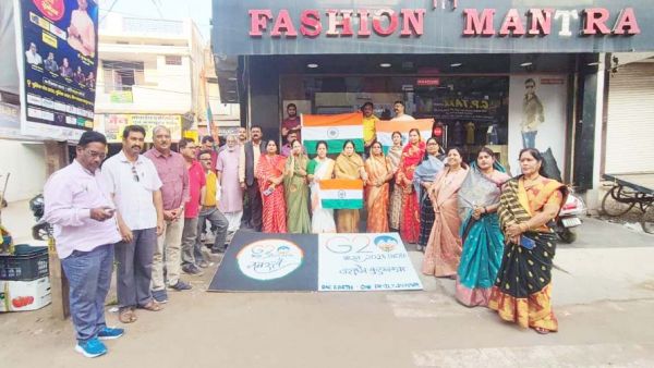 रंगोली से त्र-20 का लोगो बनाकर मनाया भाजपाइयों ने उत्सव