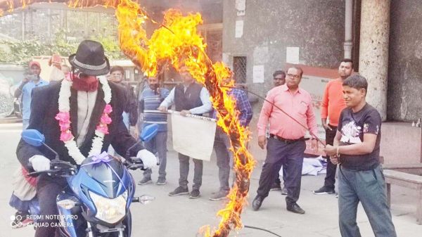 बिना सर वाले आदमी ने शहर के सडक़ों में की सुरक्षित बाइक ड्राइव  