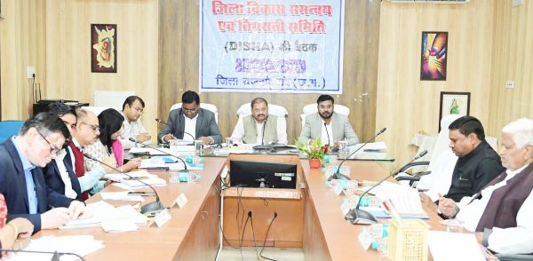 आपसी समन्वय एवं सहयोग के साथ कार्य करें जनप्रतिनिधि एवं अधिकारी - सांसद