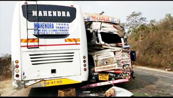 बस-ट्रक में भिड़ंत, 5 घायल