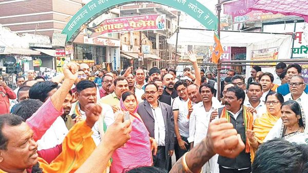 धर्मांतरण के विरोध में भाजपा का धरना-प्रदर्शन