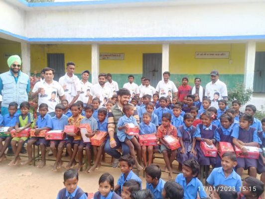 त्रिशाला के जन्मदिन पर कोरवा आश्रम के बालकों को जूता-मोजा वितरण