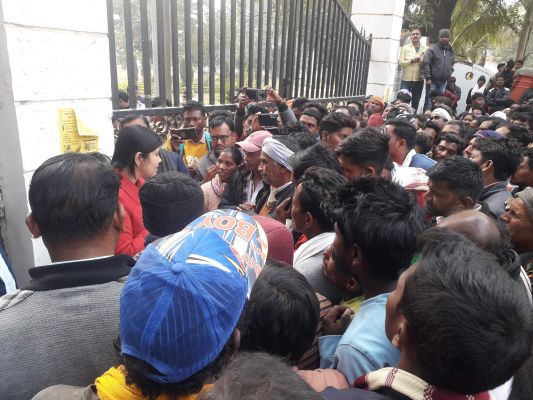 चिरगा एल्युमिनियम प्लांट प्रारंभ कराने हजारों ग्रामीणों ने कलेक्टोरेट घेरा