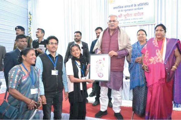 कंचन ने सीएम को भेंट की छत्तीसगढ़ संस्कृति की तस्वीर