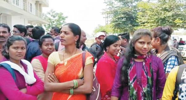 तीन माह में एक बार वेतन, डीजी मित्र मांगों को लेकर कलेक्टोरेट पहुंचे