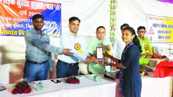 यातायात के नियमों का पालन करें, ताकि दुर्घटनाओं पर अंकुश लगाया जा सके और सभी सुरक्षित रहें