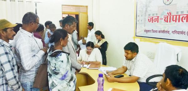 जनचौपाल में मिले 65 आवेदन कलेक्टर ने सुनी लोगों की समस्याएं