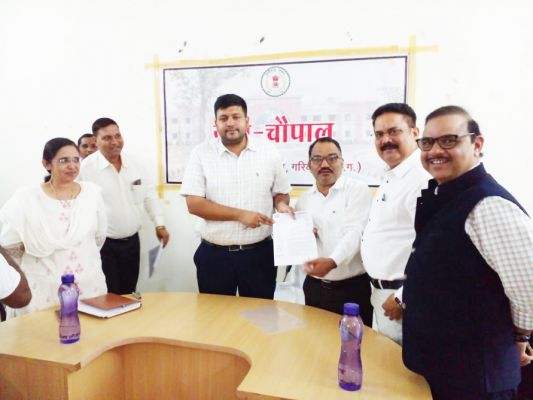अधिकारियों के प्रतिनिधिमंडल ने कलेक्टर को ज्ञापन सौंपा