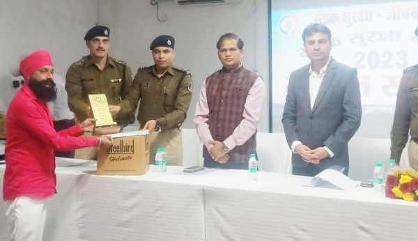  पुलिस अफसरों ने रेशम  को किया सम्मानित